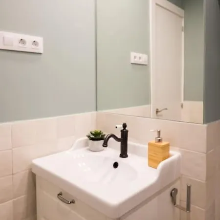 Excellent New By The Appartement
